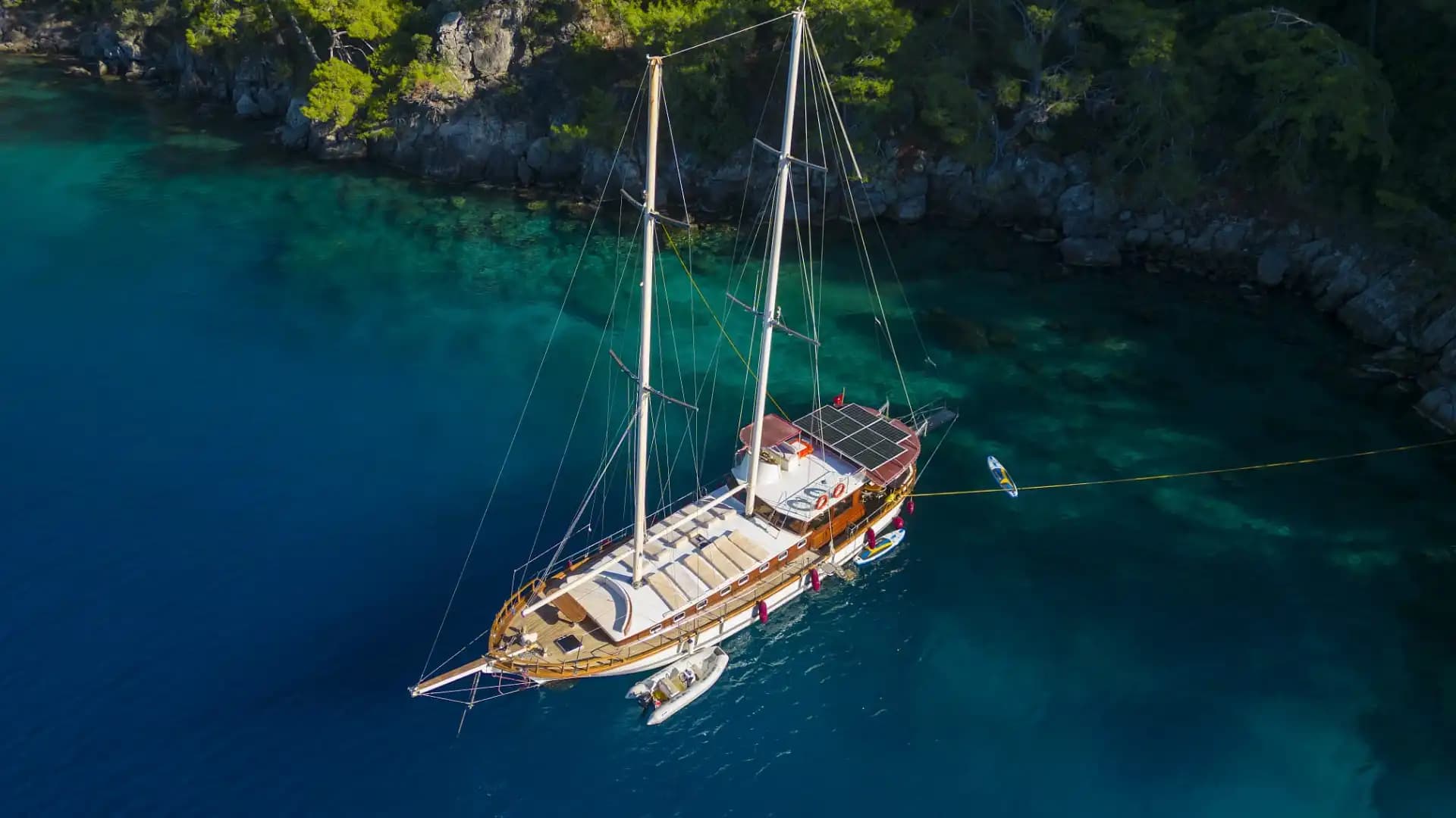 A Special Route in Fethiye's Blues: Komfortabel and Geräumig Gulet 14