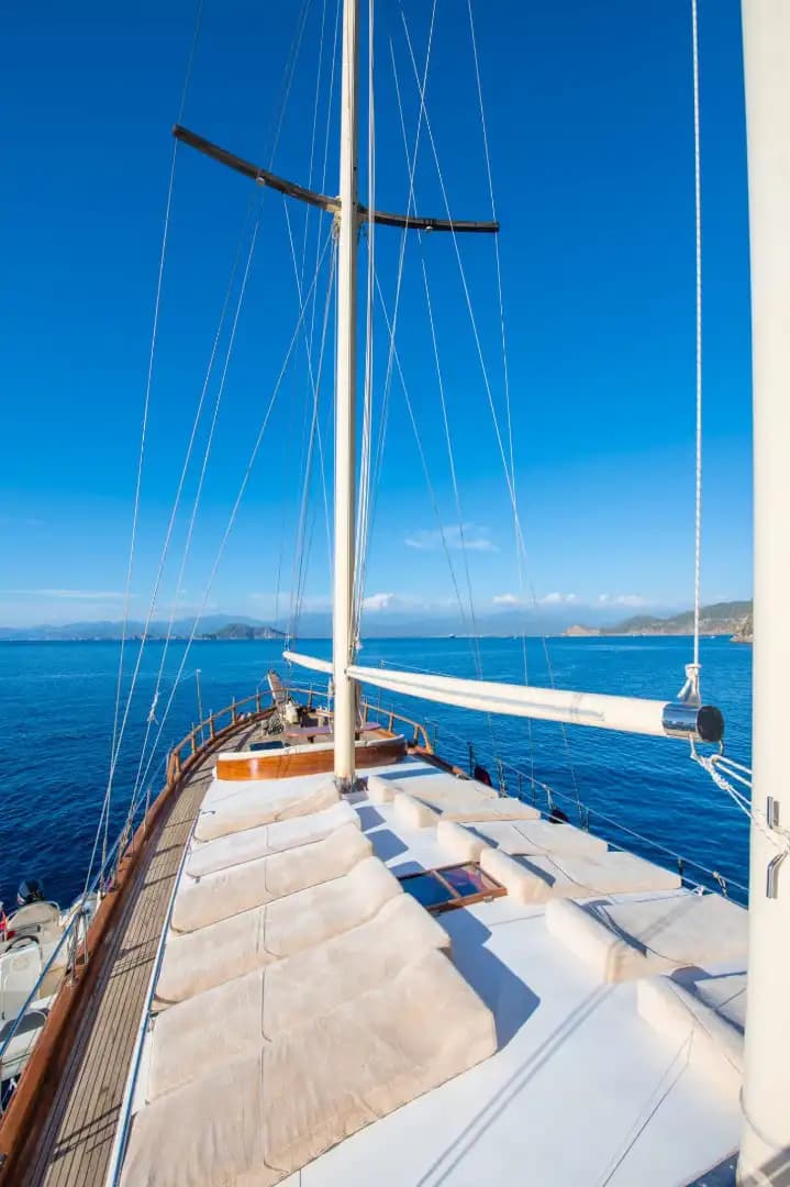 A Special Route in Fethiye's Blues: Komfortabel and Geräumig Gulet 21