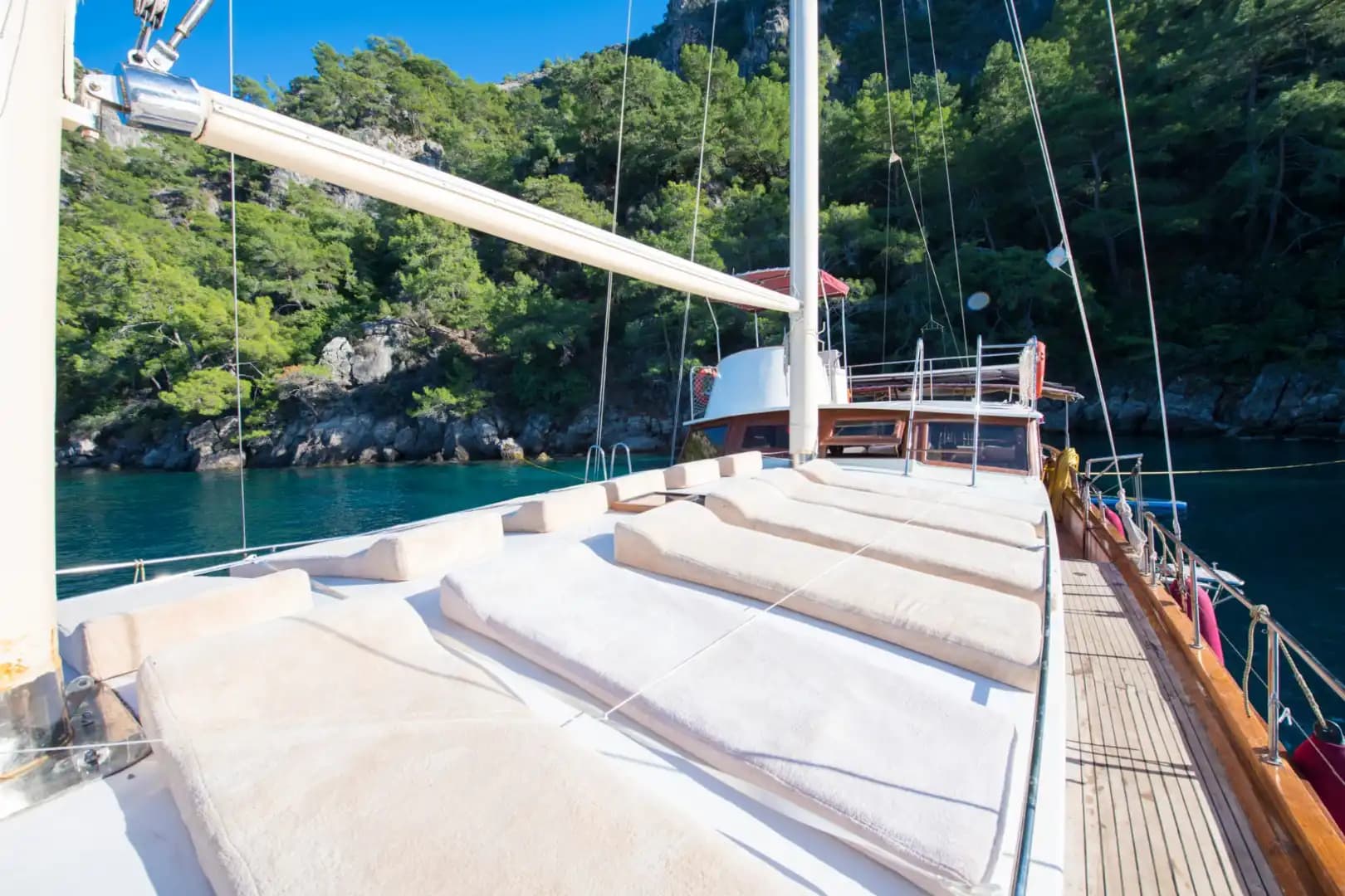 A Special Route in Fethiye's Blues: Komfortabel and Geräumig Gulet 23