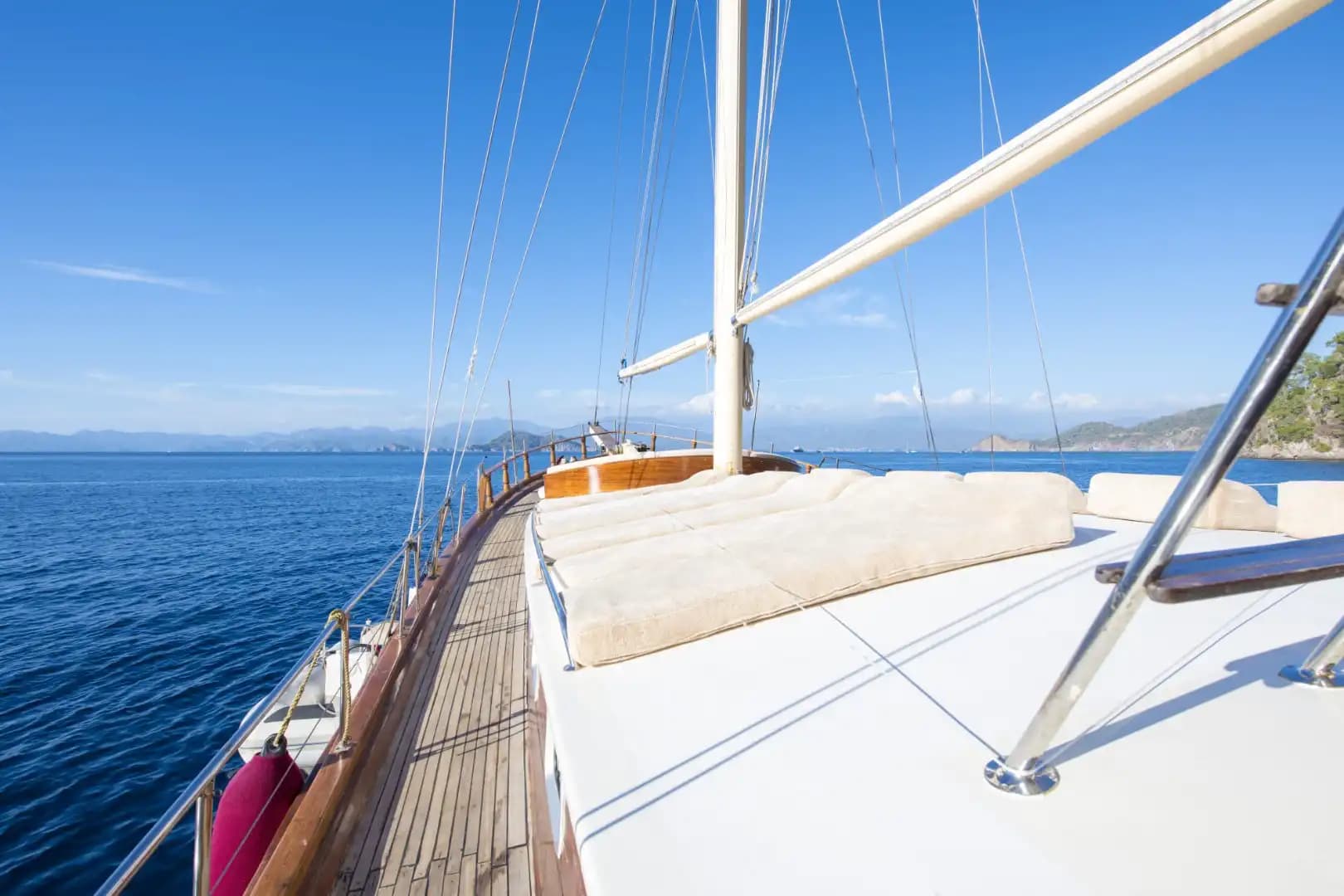 A Special Route in Fethiye's Blues: Komfortabel and Geräumig Gulet 22
