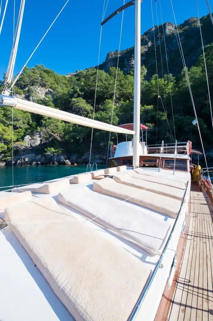 A Special Route in Fethiye's Blues: Komfortabel and Geräumig Gulet 26