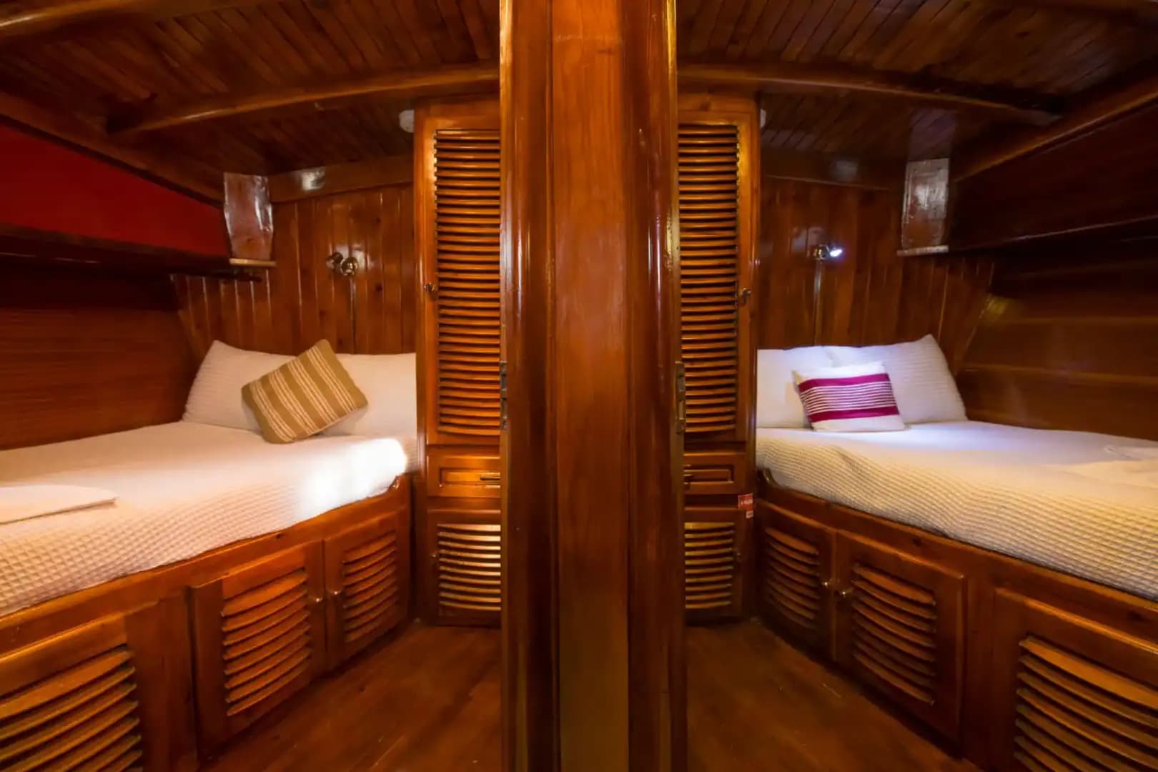 A Special Route in Fethiye's Blues: Komfortabel and Geräumig Gulet 35