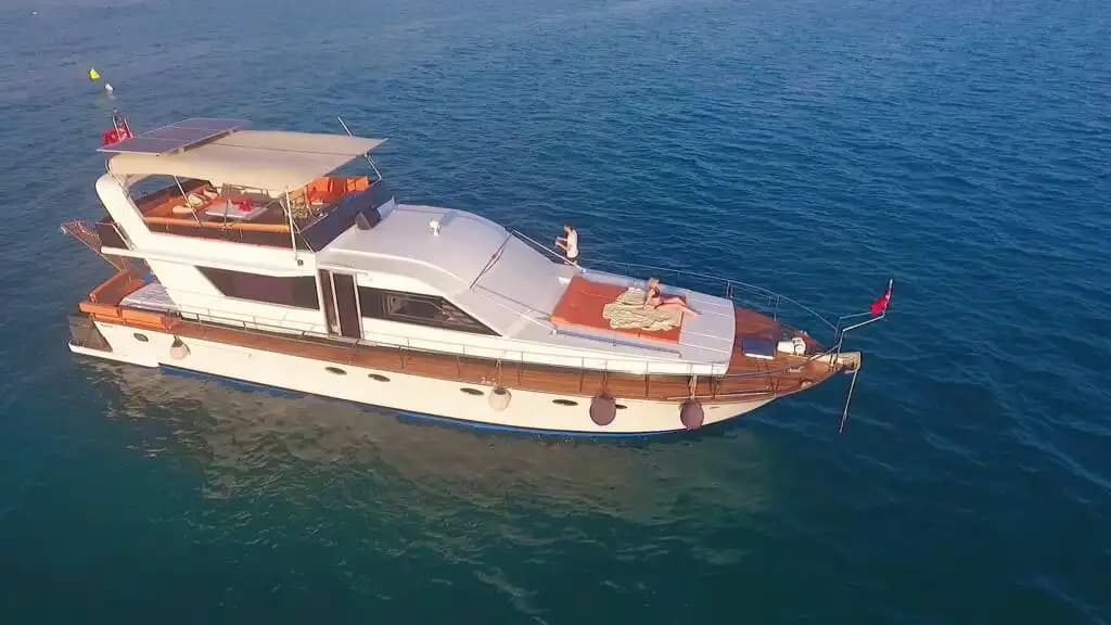 Luxe en Comfort in Side – Motorjacht met 6-Persoon Accommodatie 2