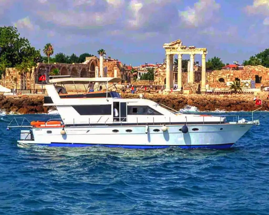 Luxe en Comfort in Side – Motorjacht met 6-Persoon Accommodatie 3