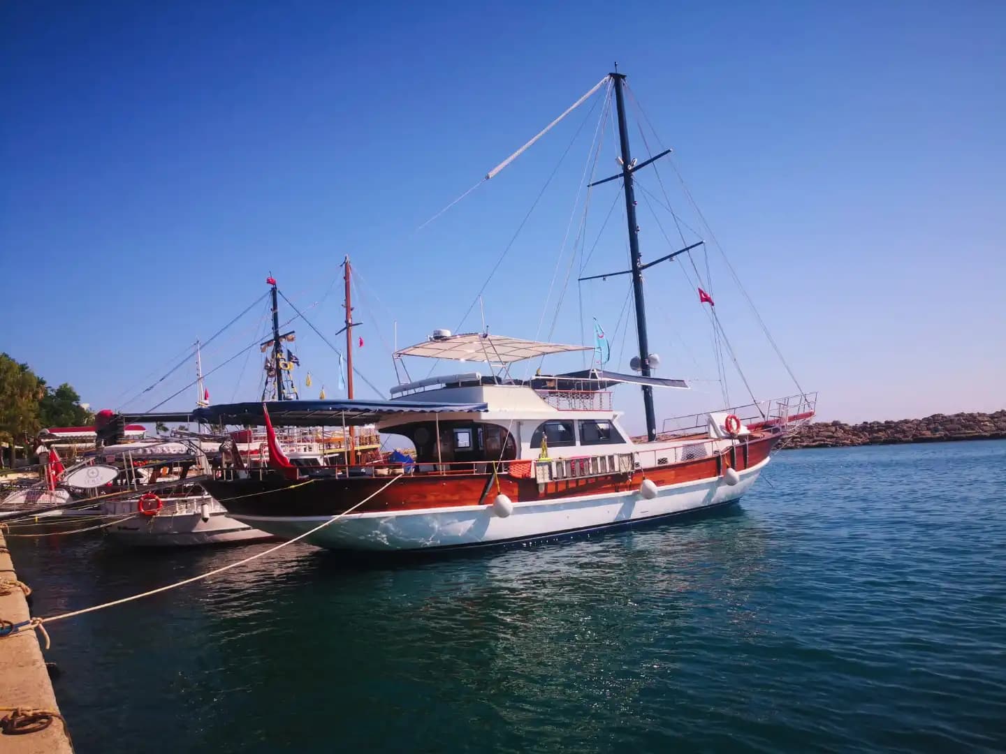 Dagelijks or Per uur Bootverhuur voor up to 32 Personen in Side 2