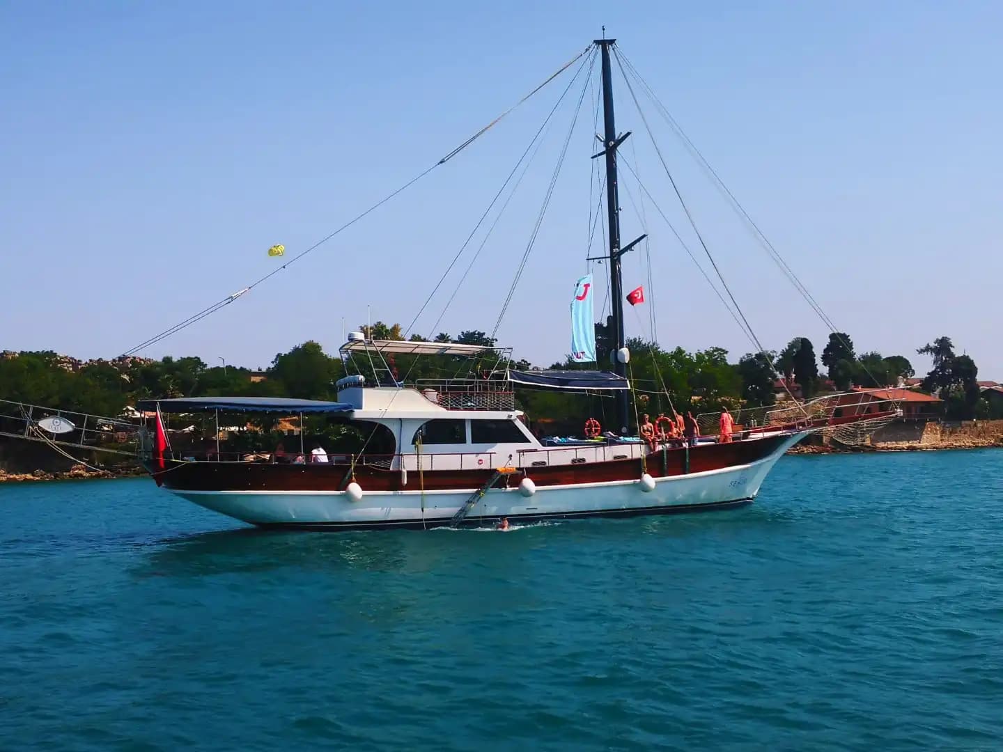 Dagelijks or Per uur Bootverhuur voor up to 32 Personen in Side 9