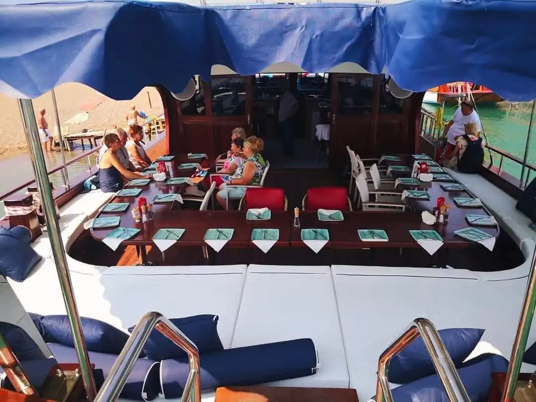 Dagelijks or Per uur Bootverhuur voor up to 32 Personen in Side 3