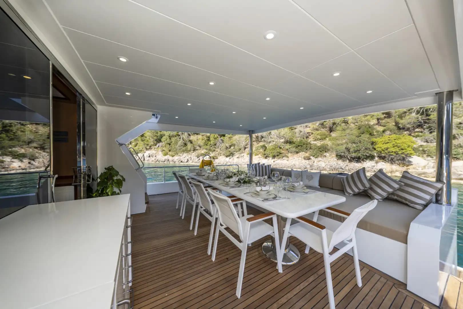 Nuevo 2025 Luxury Trawler: Upper cubierta Master & Accessible Swim Platform 6