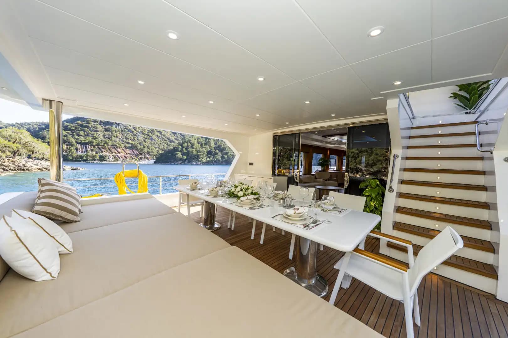 Nuevo 2025 Luxury Trawler: Upper cubierta Master & Accessible Swim Platform 32
