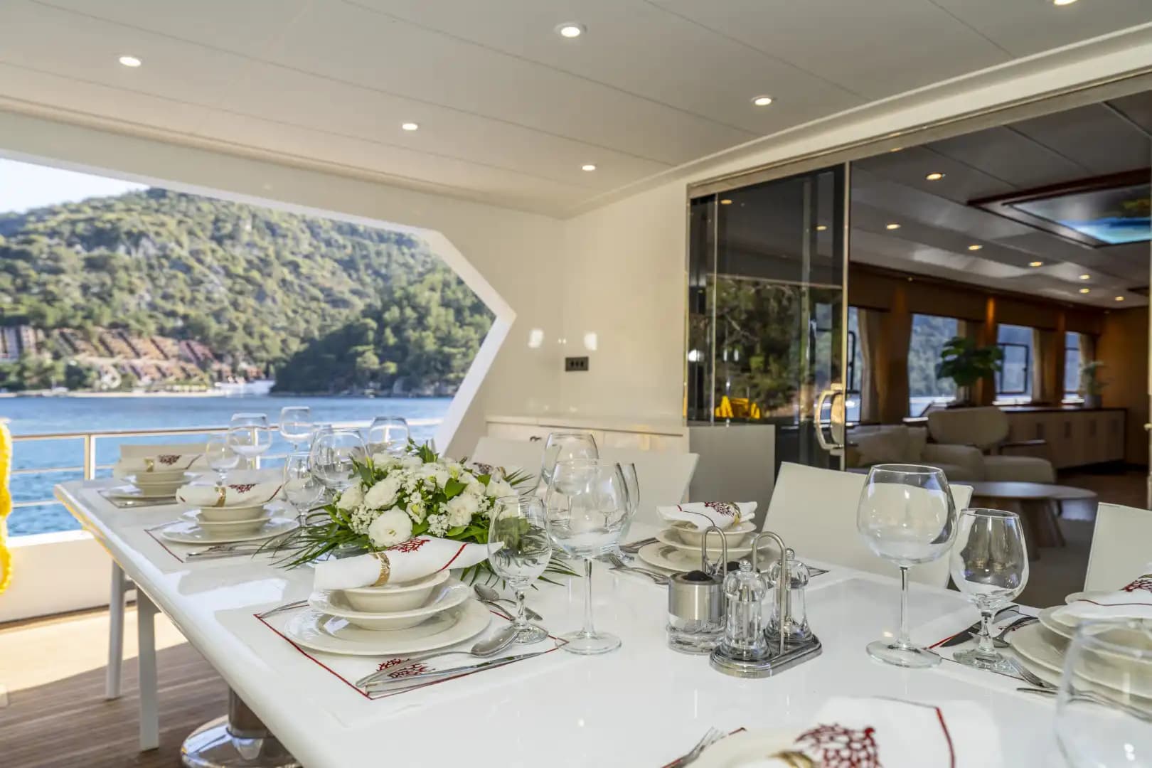 Nuevo 2025 Luxury Trawler: Upper cubierta Master & Accessible Swim Platform 30