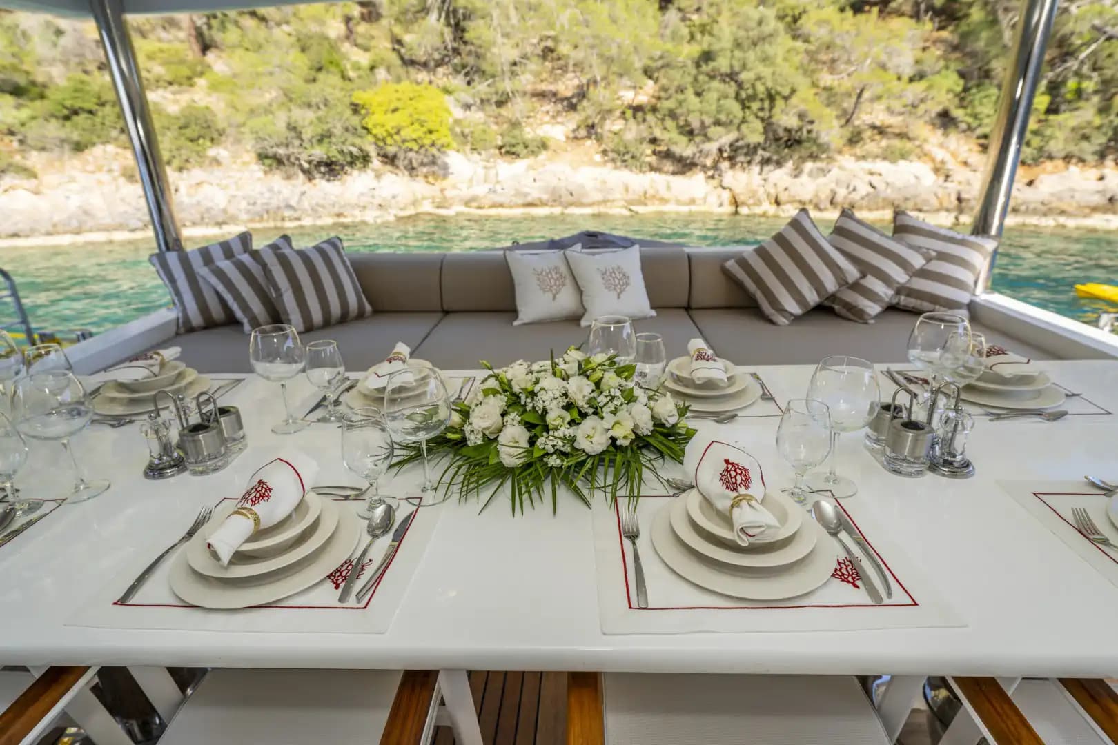 Nuevo 2025 Luxury Trawler: Upper cubierta Master & Accessible Swim Platform 40