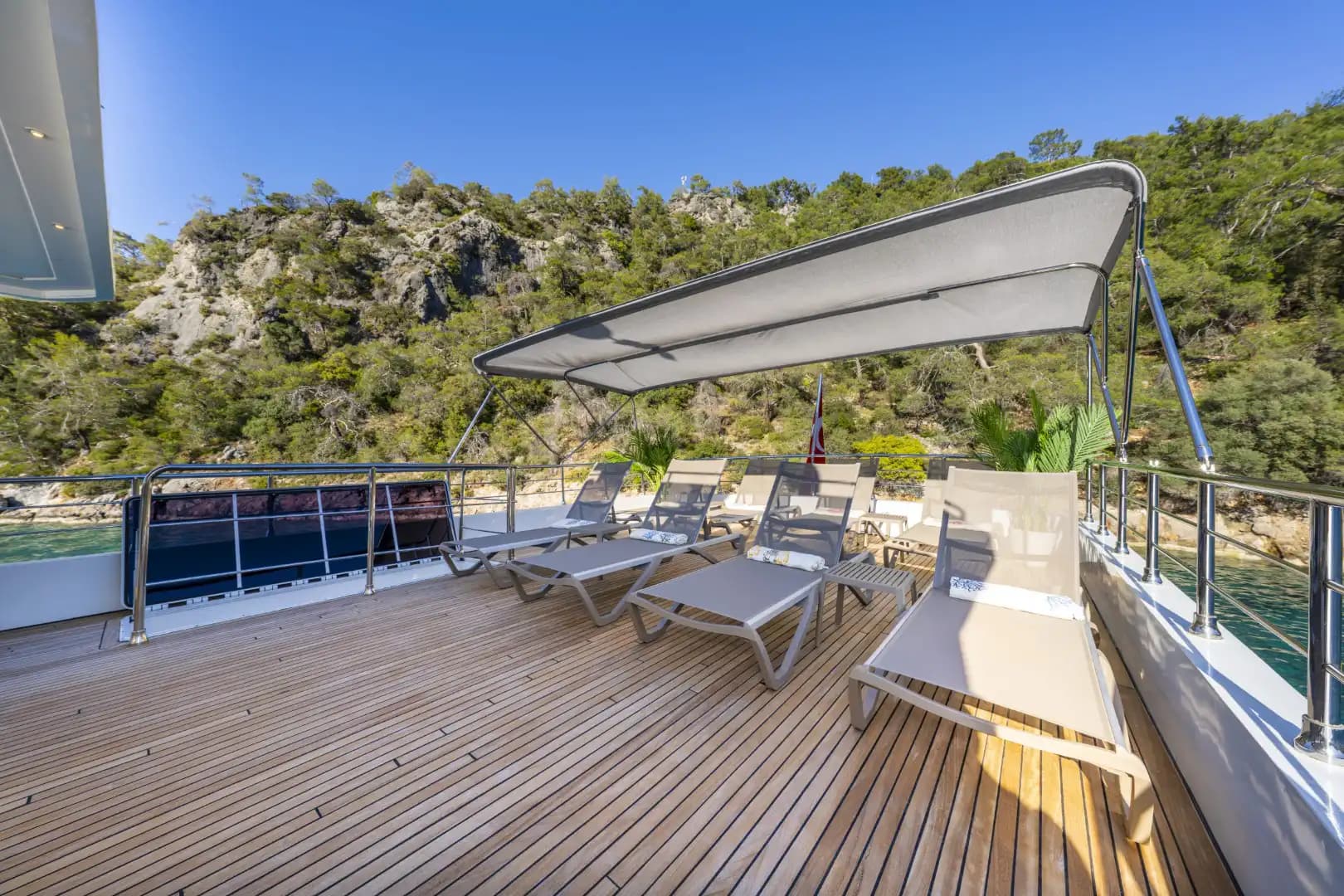 Nuevo 2025 Luxury Trawler: Upper cubierta Master & Accessible Swim Platform 10