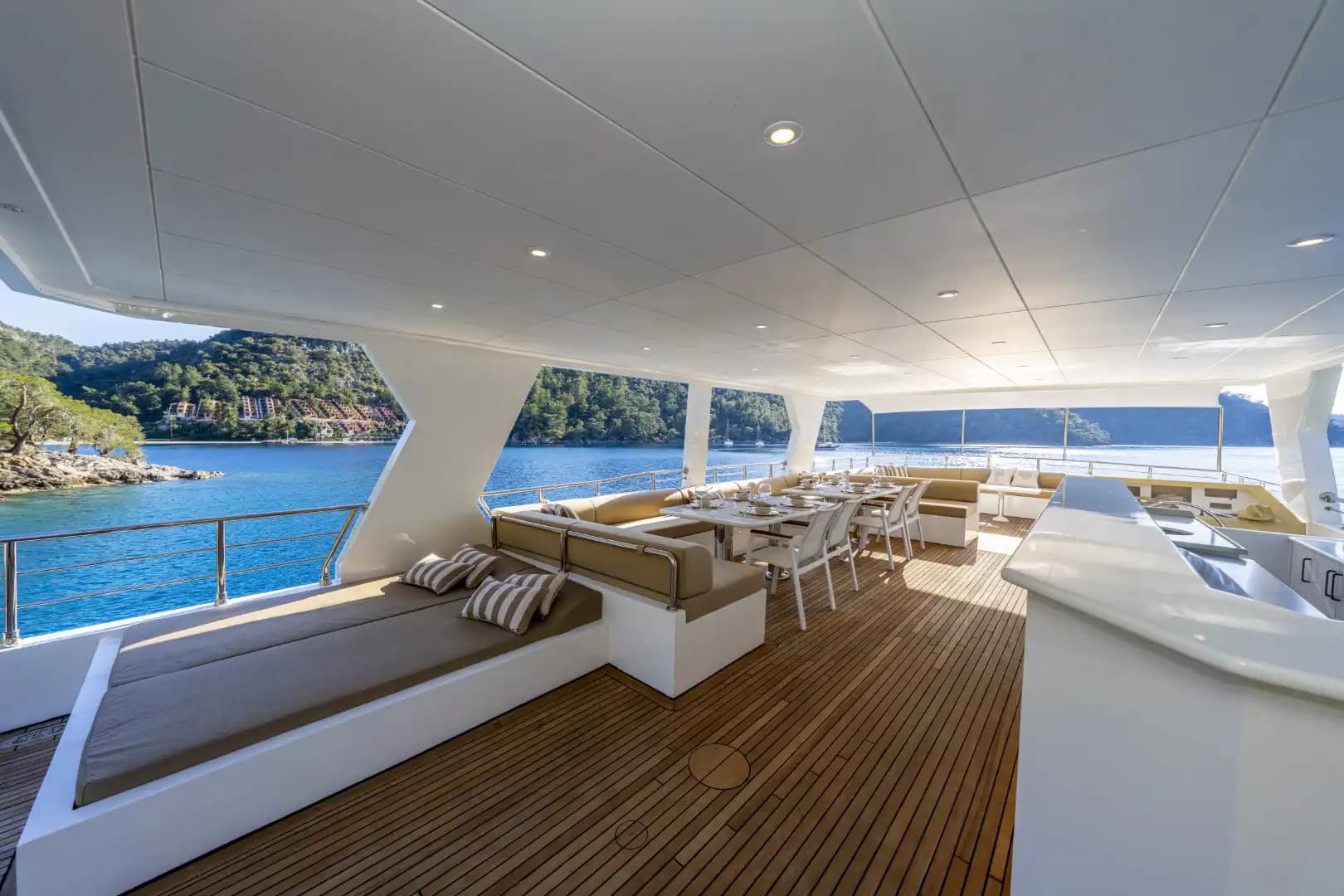 Nuevo 2025 Luxury Trawler: Upper cubierta Master & Accessible Swim Platform 34