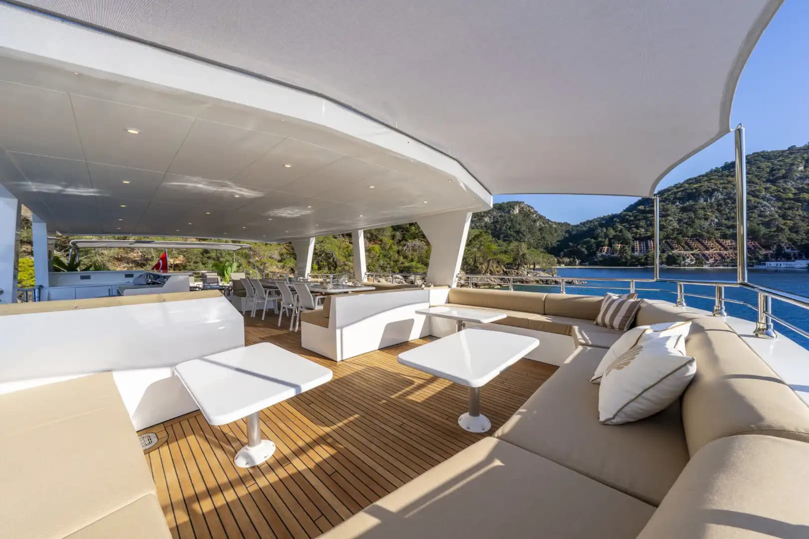 Nuevo 2025 Luxury Trawler: Upper cubierta Master & Accessible Swim Platform 41