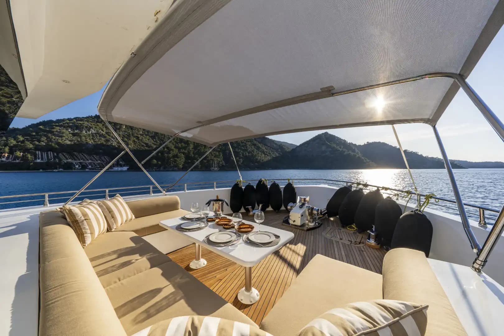 Nuevo 2025 Luxury Trawler: Upper cubierta Master & Accessible Swim Platform 43