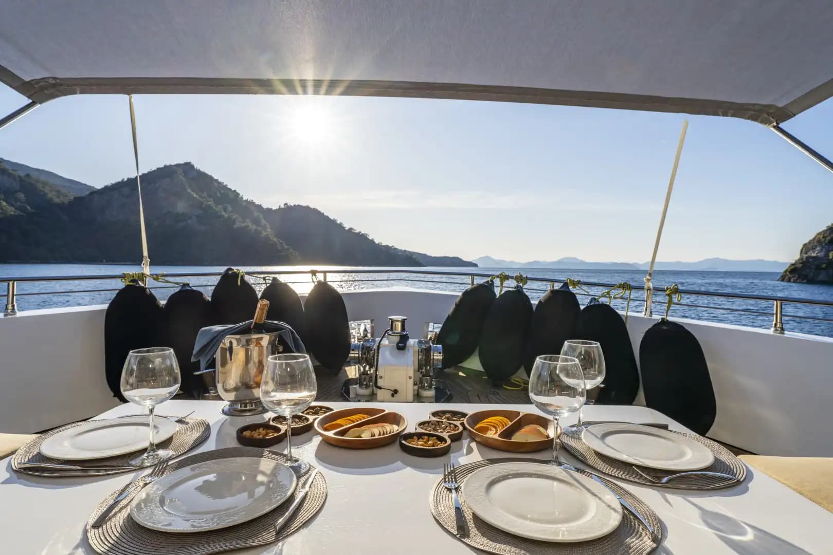 Nuevo 2025 Luxury Trawler: Upper cubierta Master & Accessible Swim Platform 38