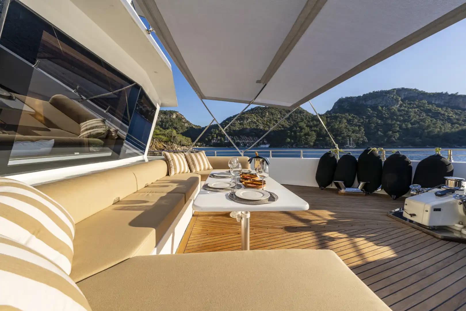 Nuevo 2025 Luxury Trawler: Upper cubierta Master & Accessible Swim Platform 44
