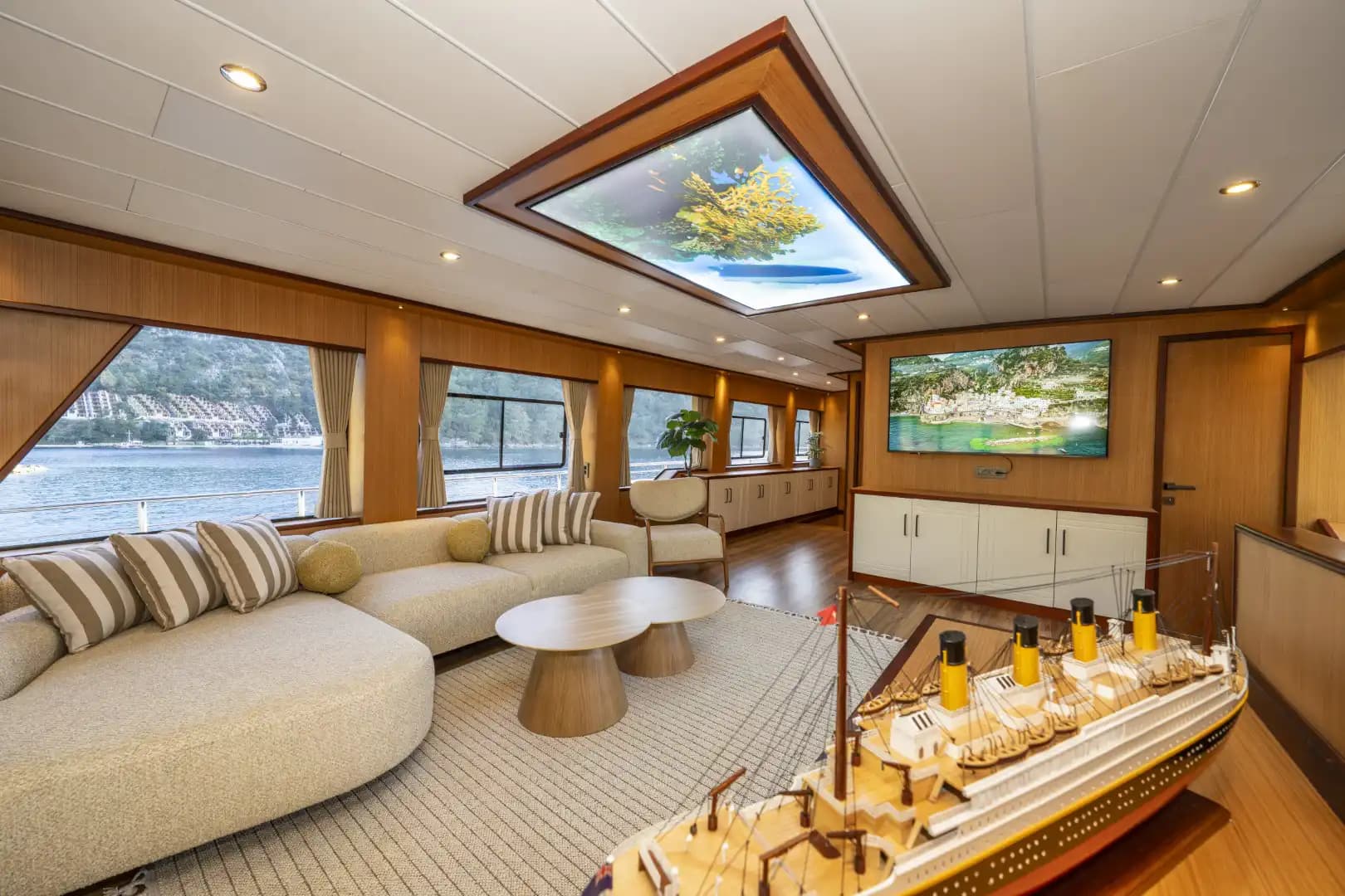 Nuevo 2025 Luxury Trawler: Upper cubierta Master & Accessible Swim Platform 50