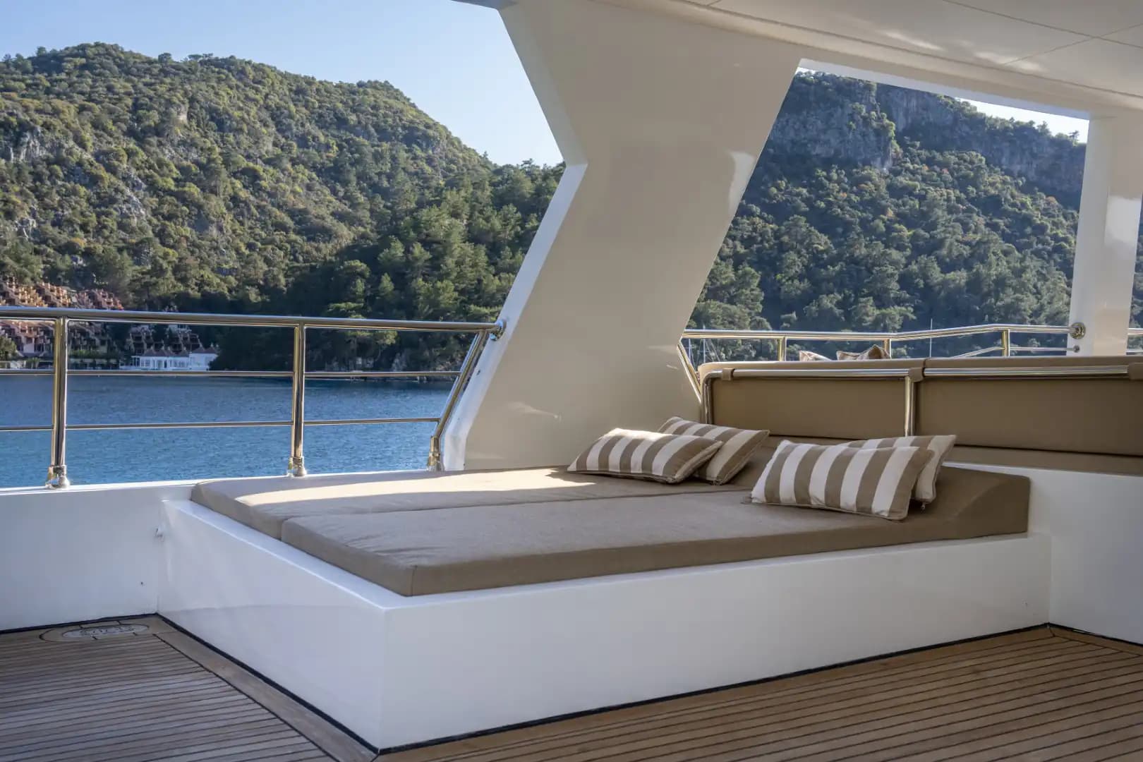 Nuevo 2025 Luxury Trawler: Upper cubierta Master & Accessible Swim Platform 37