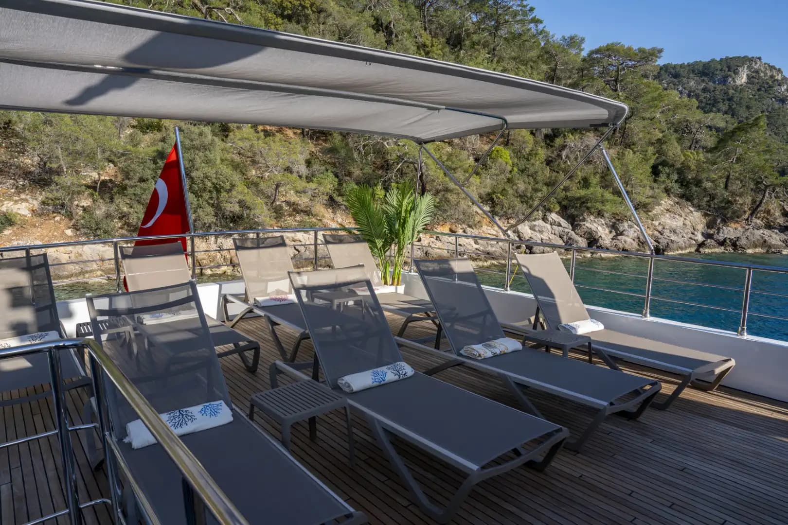 Nuevo 2025 Luxury Trawler: Upper cubierta Master & Accessible Swim Platform 9