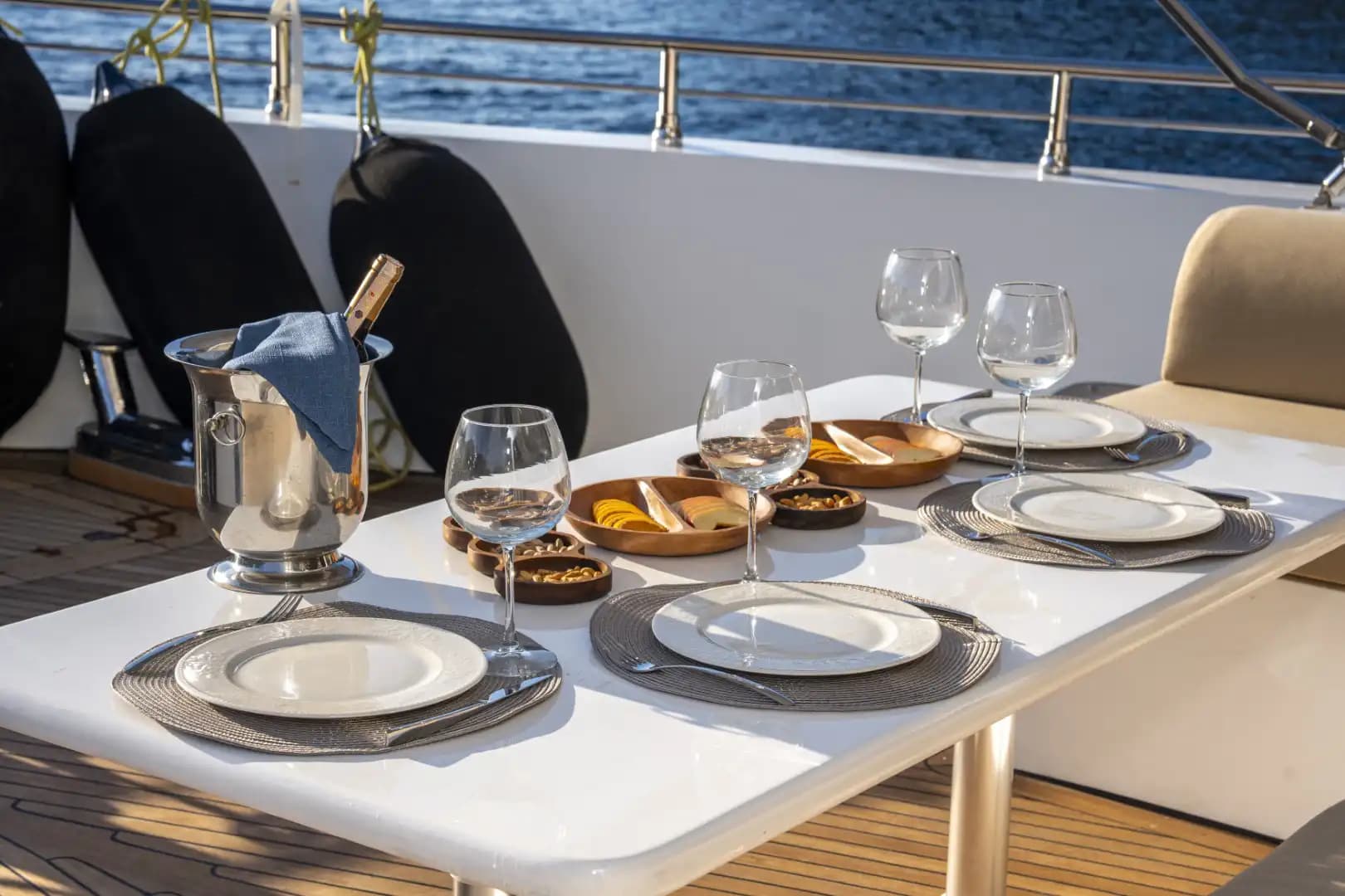 Nuevo 2025 Luxury Trawler: Upper cubierta Master & Accessible Swim Platform 29