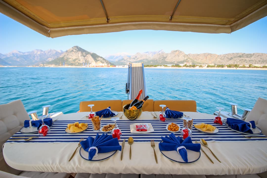 Antalya Centre : Bateau de Luxe de 19 Mètres pour Location à la Journée, Tours à Beldibi & Cascade de Düden, Coucher de Soleil & Célébrations Spéciales