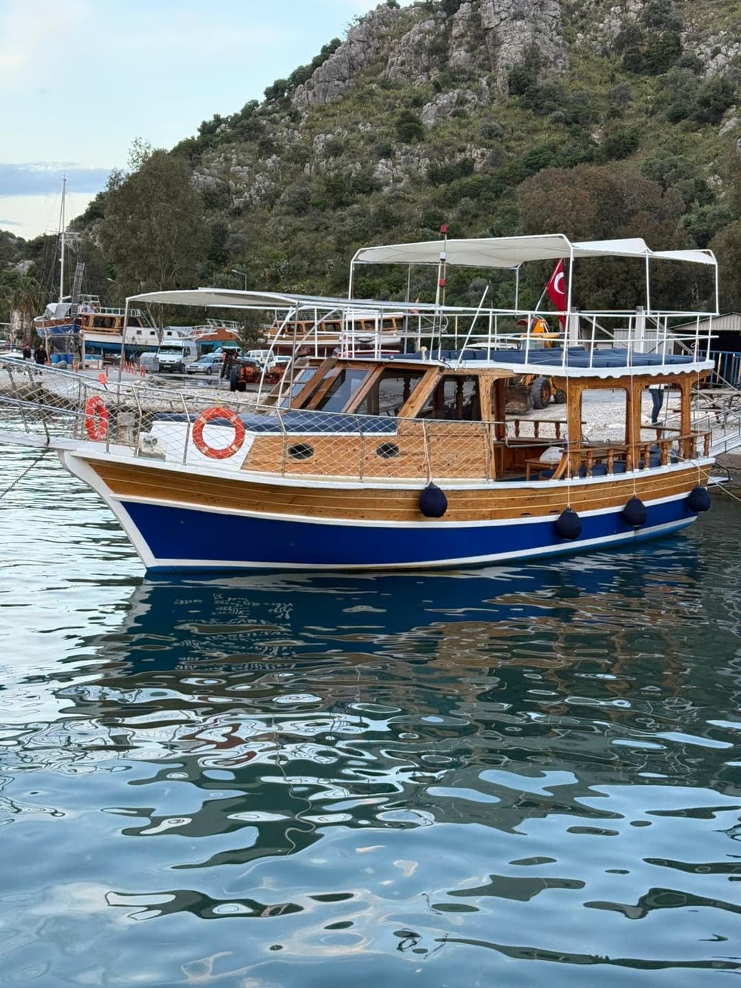 ¡Embárquese en una inolvidable puesta de sol, tour por Simena o alquiler de día completo con un barco económico de 12 metros desde el puerto de Demre para 28 personas!