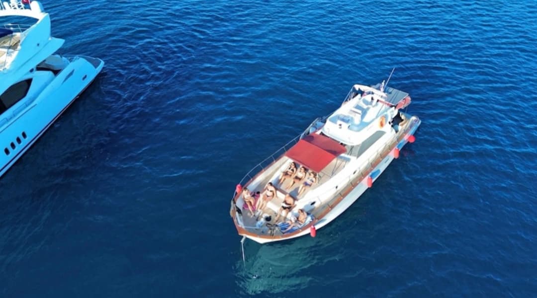 Bodrum'da 17 Metrelik Lüks Motoryat ile 12 Kişilik Eşsiz Deniz Deneyimi