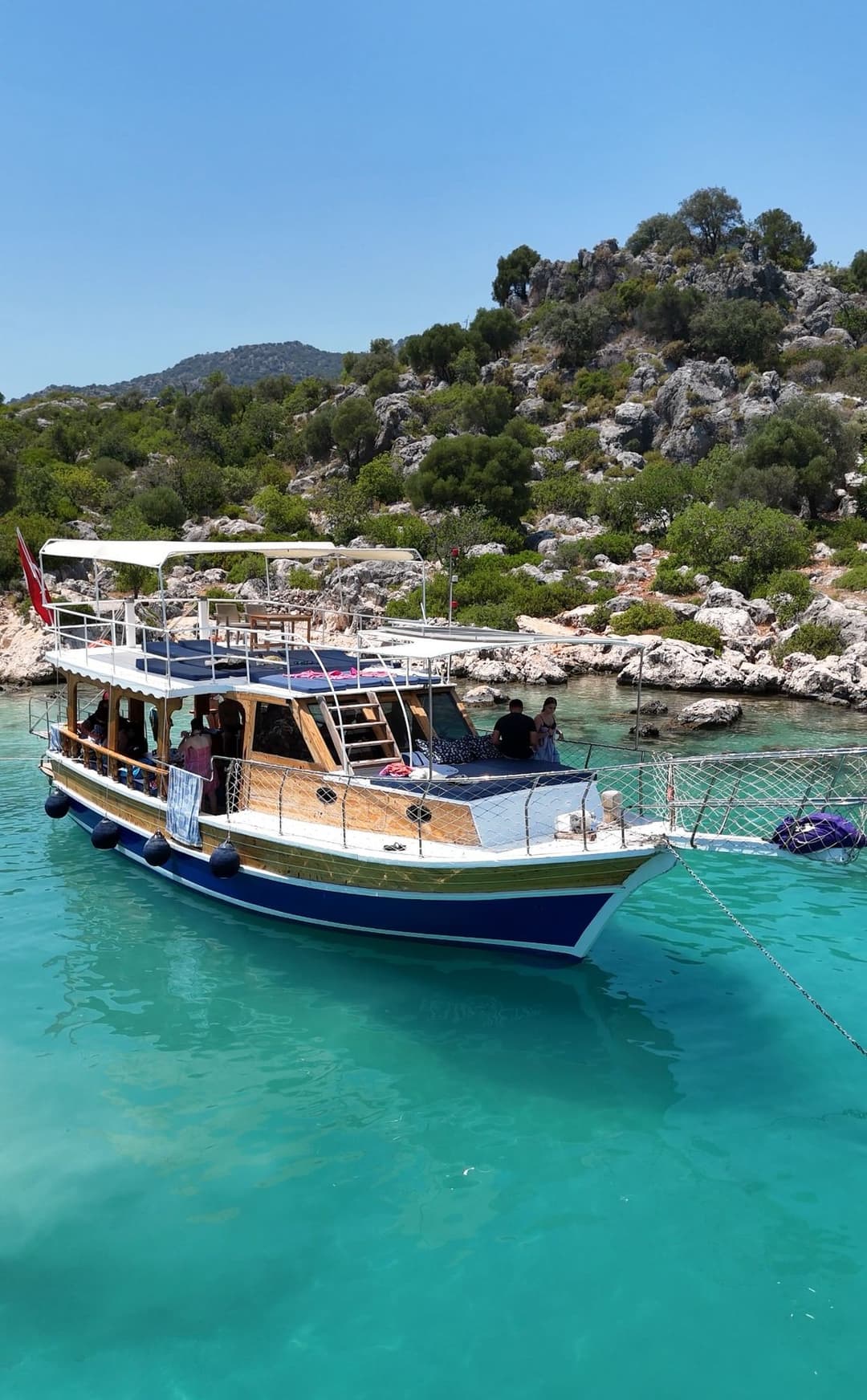 ¡Embárquese en una inolvidable puesta de sol, tour por Simena o alquiler de día completo con un barco económico de 12 metros desde el puerto de Demre para 28 personas!