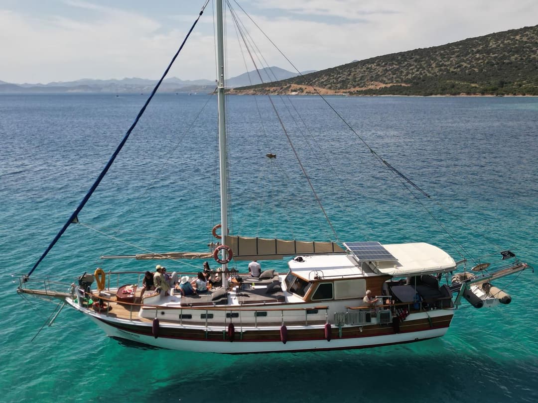 Bodrum'da 16 Metrelik Lüks Gulet ile 12 Kişilik Eşsiz Mavi Yolculuk Deneyimi