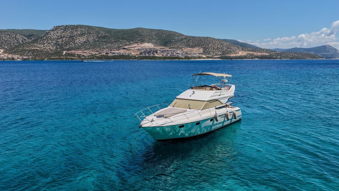 Bodrum'da 15 Metrelik Lüks Motoryat ile 12 Kişilik Eşsiz Deniz Keyfi Deneyimi