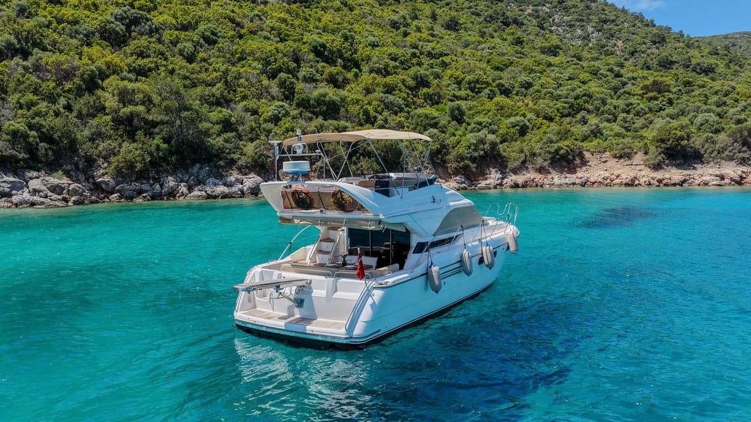 Bodrum'da 15 Metrelik Lüks Motoryat ile 12 Kişilik Eşsiz Deniz Keyfi Deneyimi