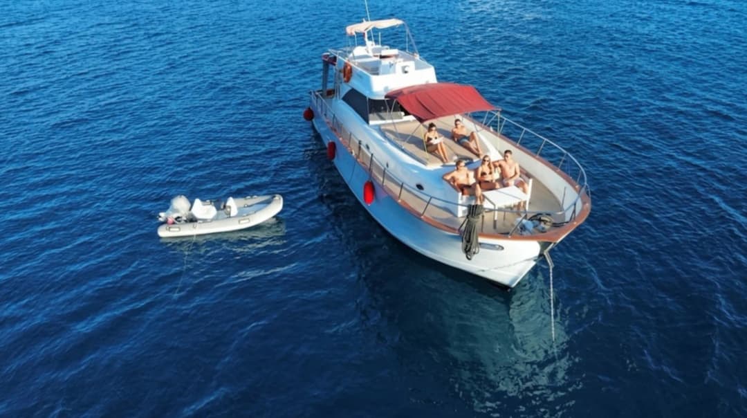 Bodrum'da 17 Metrelik Lüks Motoryat ile 12 Kişilik Eşsiz Deniz Deneyimi