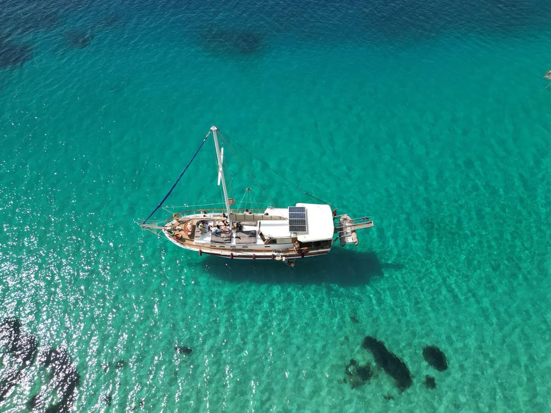 Bodrum'da 16 Metrelik Lüks Gulet ile 12 Kişilik Eşsiz Mavi Yolculuk Deneyimi
