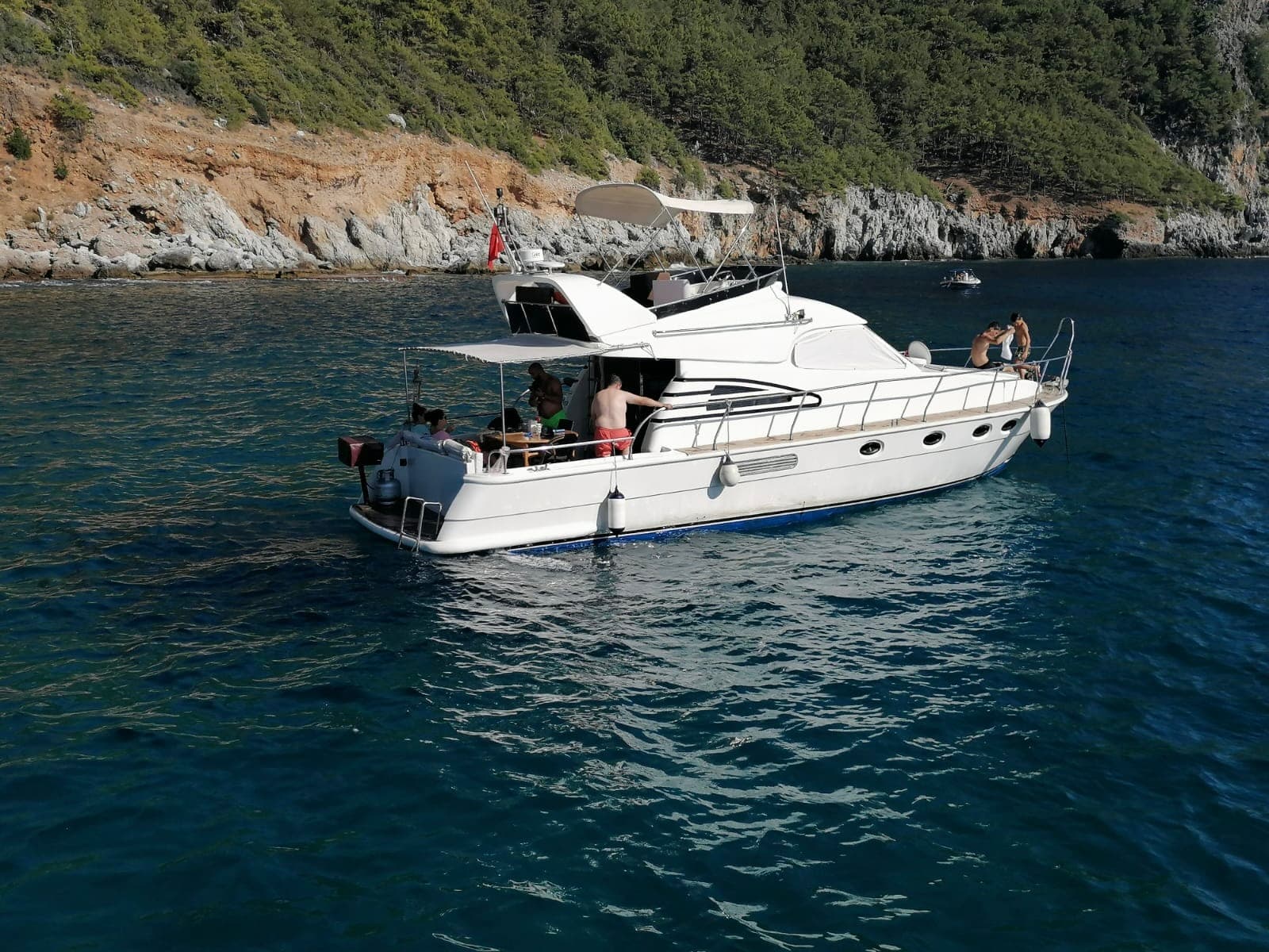 Alanya’nın Eşsiz Mavi Sularına Konforlu Yolculuk Sunan 12 Kişilik Kiralık Tekne 5