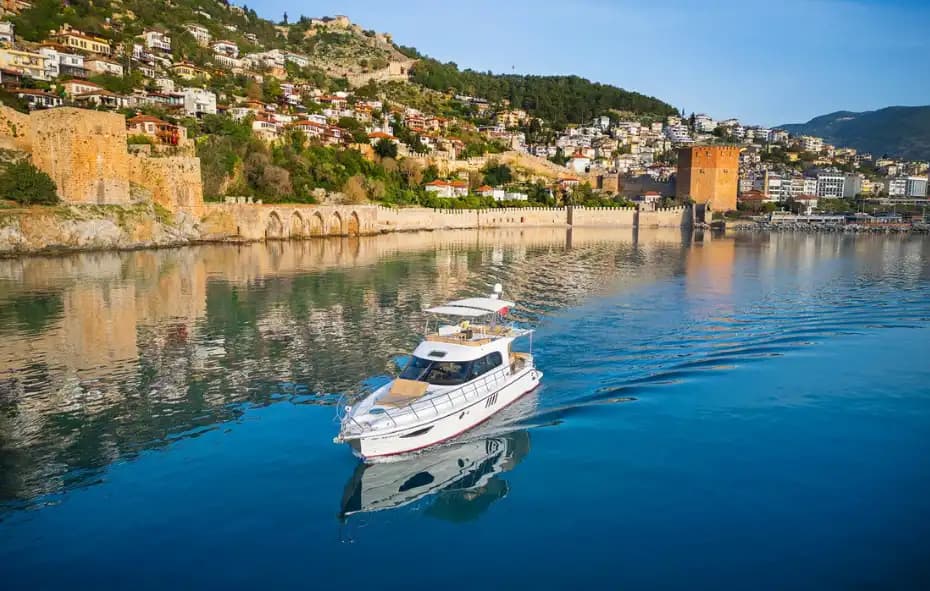 Alanya’da 16 Metrelik Özel Yapım Tekne ile Keyifli Gezi ve Özel Etkinlikler - Yatta Kurumsal Toplantı