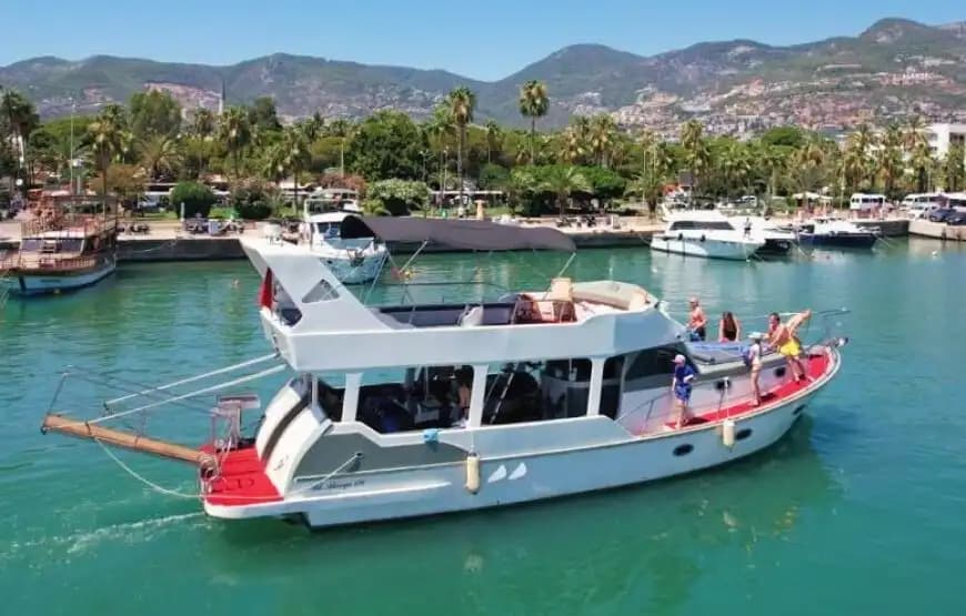Alanya’da 15 Metre Uzunluğunda, Özel Yapım Geniş ve Konforlu Tekne - Yatta Kurumsal Toplantı
