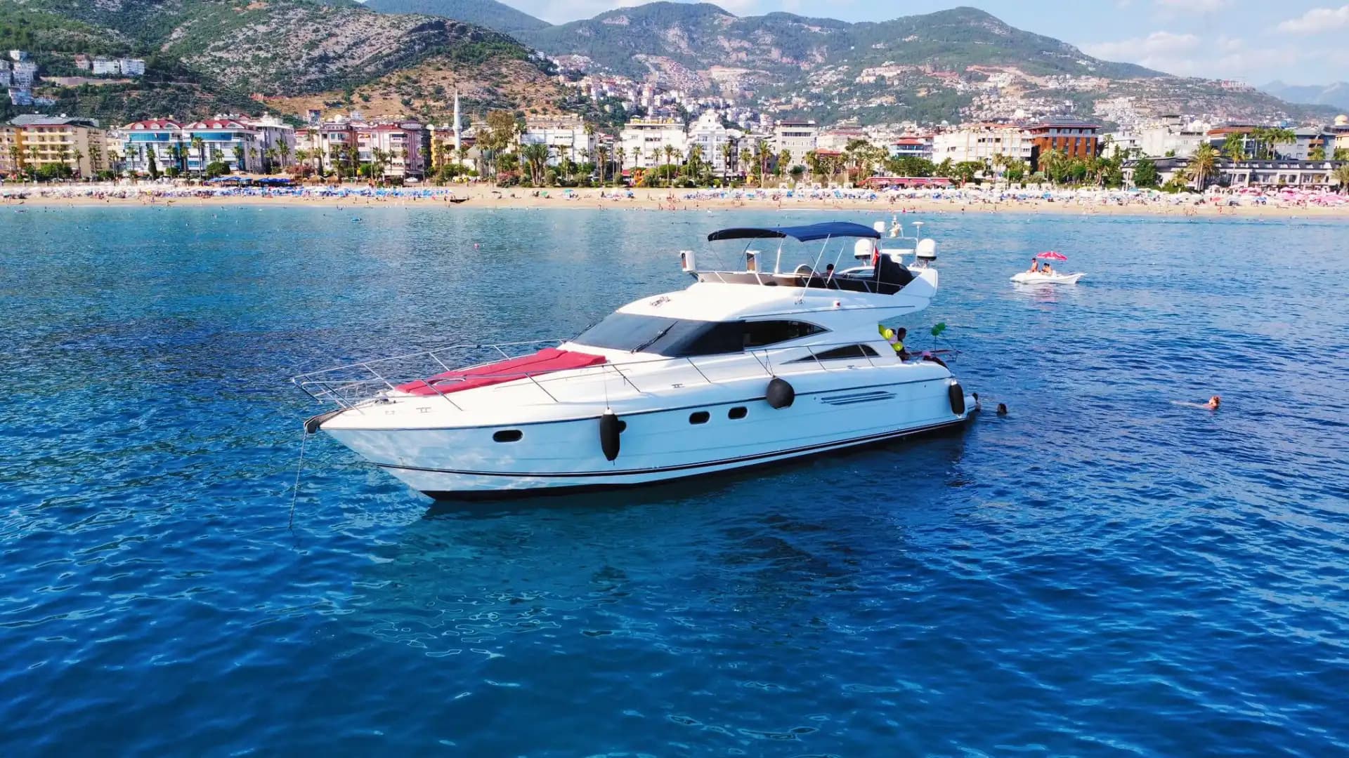 Alanya'da Eşsiz Organizasyonlar İçin 3 Kabinli, 12 Kişi Kapasiteli Princess Marka Motoryat 2