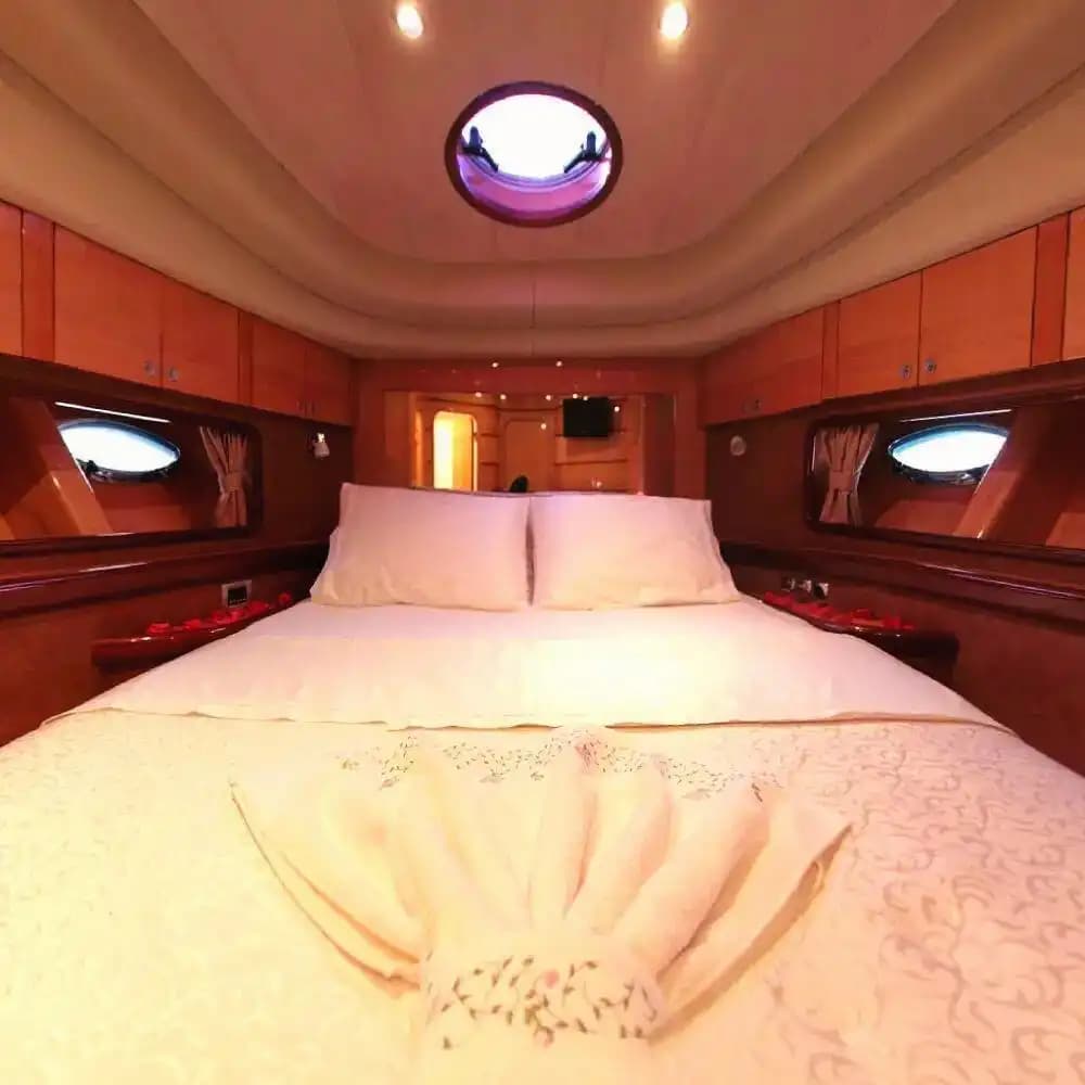 Luxus 16-Meter Princess Motor Jachtvermietung with 3 Kabinen in Alanya 11