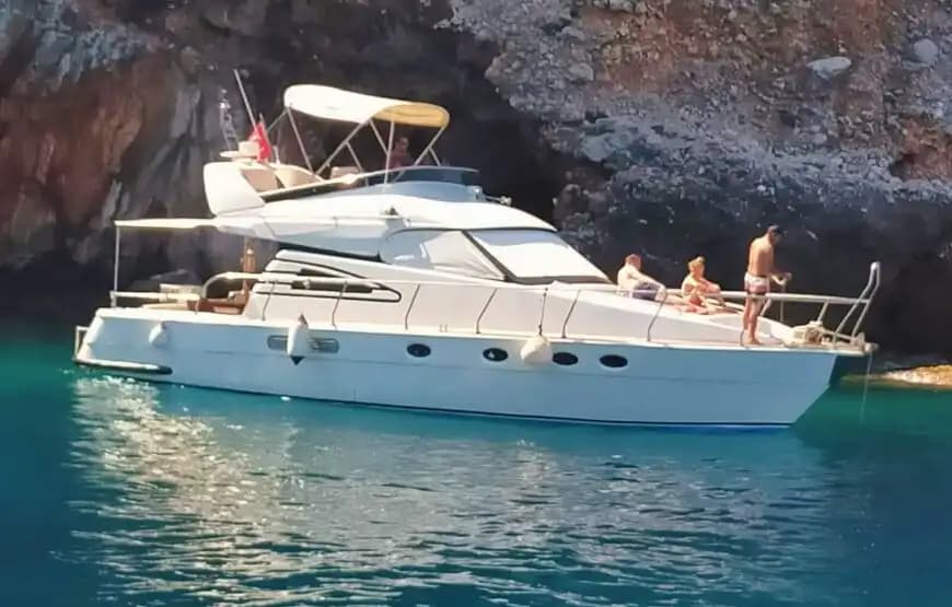 Alanya’nın Eşsiz Mavi Sularına Konforlu Yolculuk Sunan 12 Kişilik Kiralık Tekne 6