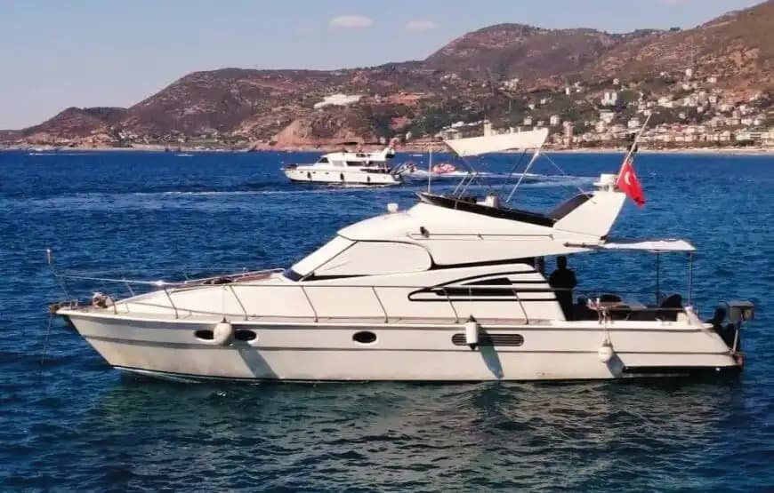 Alanya’nın Eşsiz Mavi Sularına Konforlu Yolculuk Sunan 12 Kişilik Kiralık Tekne 4