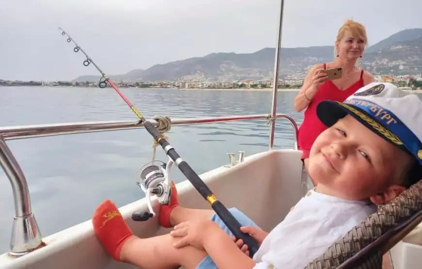 Alanya’nın Eşsiz Mavi Sularına Konforlu Yolculuk Sunan 12 Kişilik Kiralık Tekne 9