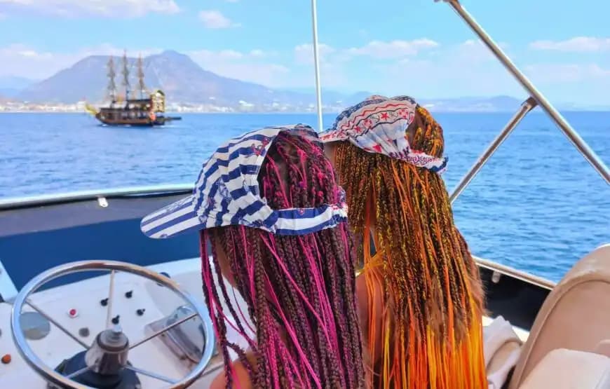 Alanya’nın Eşsiz Mavi Sularına Konforlu Yolculuk Sunan 12 Kişilik Kiralık Tekne 8
