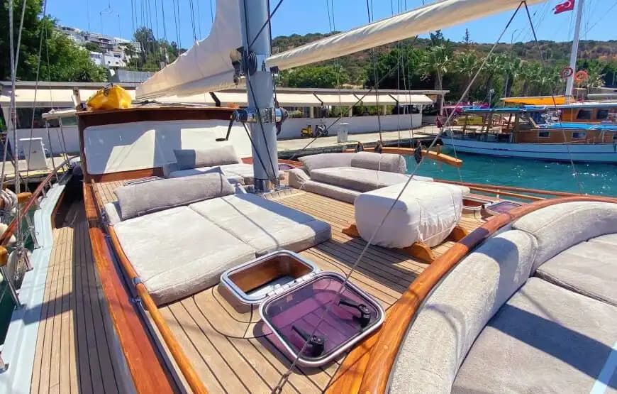 Bodrum’un Masmavi Sularında, 16 Metre Uzunluğunda, 5 Kişilik Gulet 11