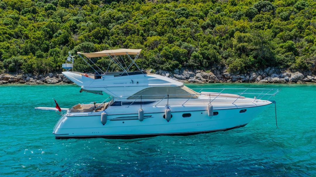 Bodrum'da 15 Metrelik Lüks Motoryat ile 12 Kişilik Eşsiz Deniz Keyfi Deneyimi