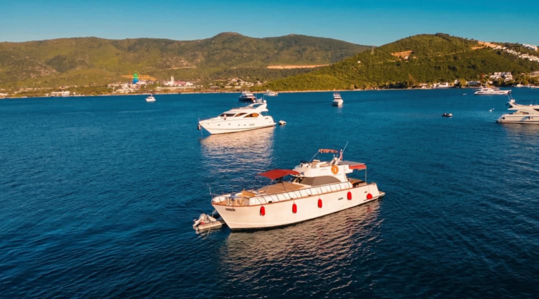 Bodrum'da 17 Metrelik Lüks Motoryat ile 12 Kişilik Eşsiz Deniz Deneyimi