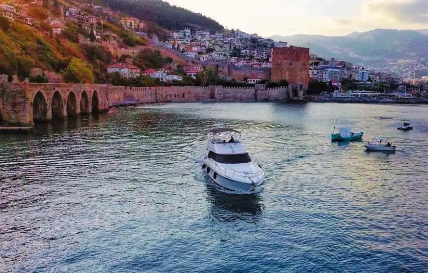 Alanya'nın Büyüleyici Maviliklerine Eşsiz Deneyim İçin Özel Tekne 3