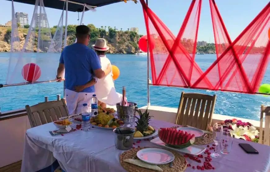 Confortable Cruise and Baignade Tours on a Construit sur mesure Motoryacht in Antalya 2