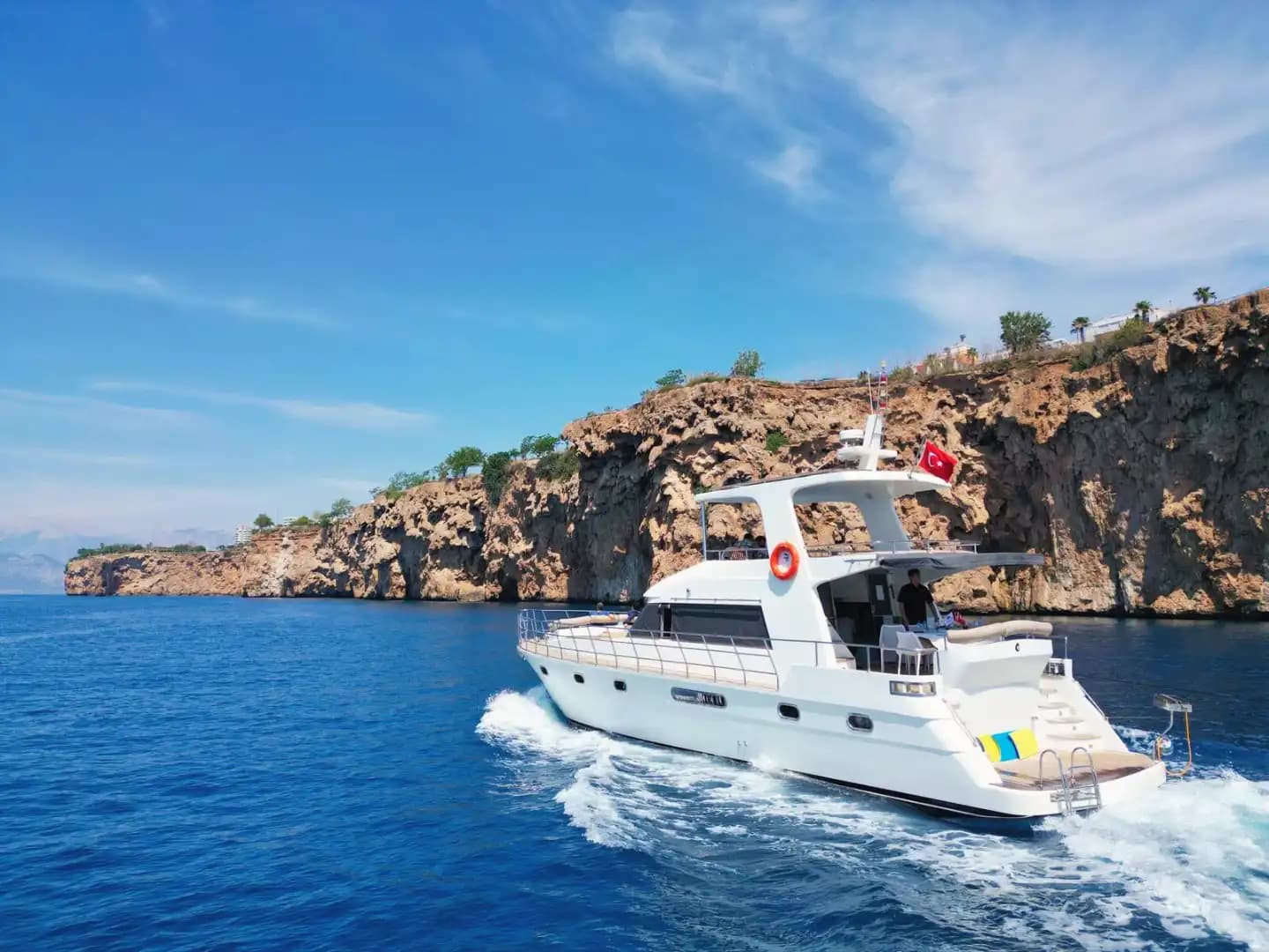 19.5-Meter Luxe Motor Jachtverhuur met 2 Kajuiten in Antalya 6