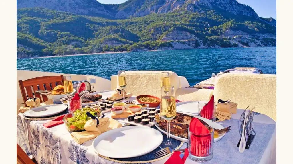 Azimut 17 Metre Lüks Yat ile Antalya'nın Turkuaz Sularında Gezi, Yüzme ve Çok Özel Organizasyonlar 6